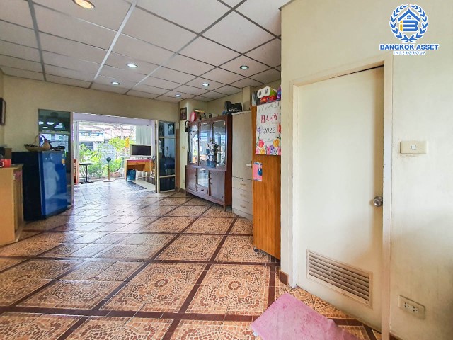 *****ทาวน์เฮ้าส์มือสอง ย่านบางแค ม.เศรษฐกิจ พุทธมณฑลสาย3 เนื้อที่กว้าง 28 ตร.ว. ฟังก์ชัน 3 ห้องนอน 2 ห้องน้ำ ภายในสภาพสวย กว้างขวางพื้นที่ใช้สอยเยอะ ตั้งบนทำเลแห่งการเดินทาง ใกล้ส่วนต่อขยายรถไฟฟ้าสายสีน้ำเงิน "สถานีหลักสอง" และทางด่วน "ศรีรัช" จองเลย!